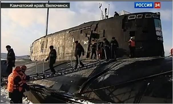 Các thủy thủ dời tàu ngầm tại quân cảng ở Kamchatka